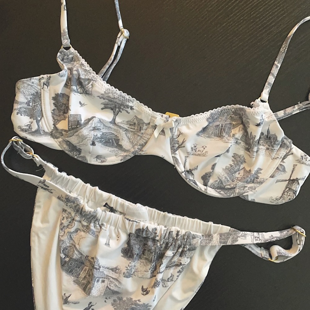WeWoreWhat Vintage Toile Bikini 🖤